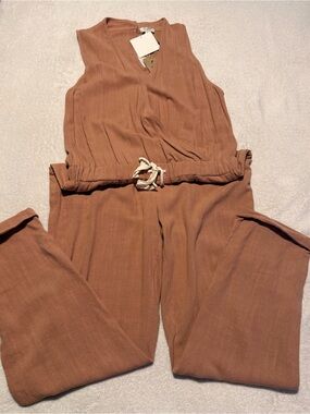 VICI-Sleeveless pocketed Jumpsuit (size Medium) NWT